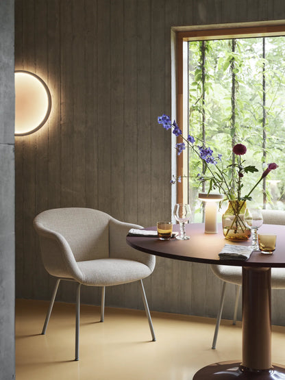 Muuto Fiber Soft Armchair polstret stol med armlener og rørunderstell. Velg tekstil