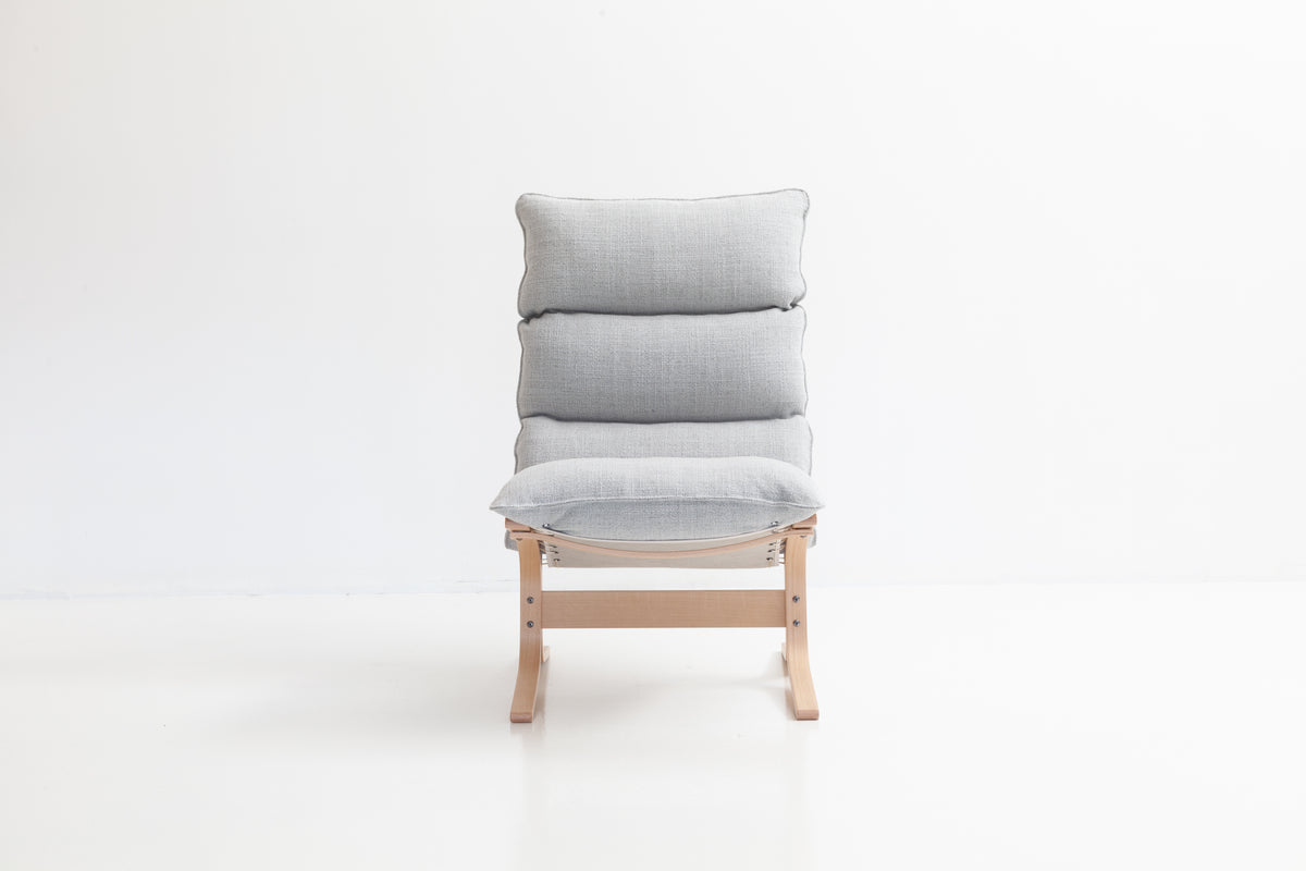 LK Hjelle Siesta Soft fotskammel, lakkert eik. Velg tekstil og treverk