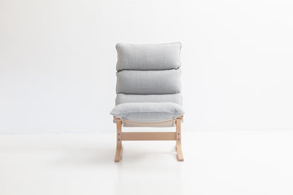 LK Hjelle Siesta Soft fotskammel, lakkert eik. Velg tekstil og treverk