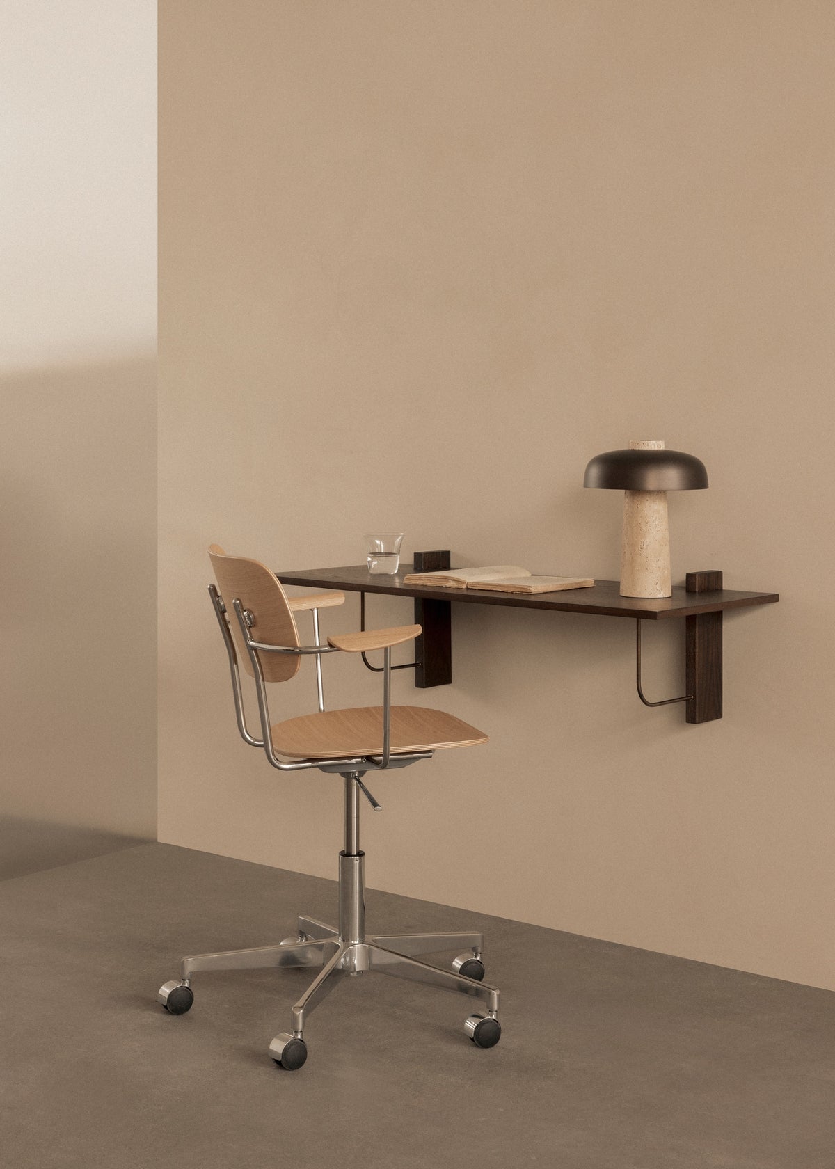 Audo Copenhagen Corbel Desk veggskrivebord