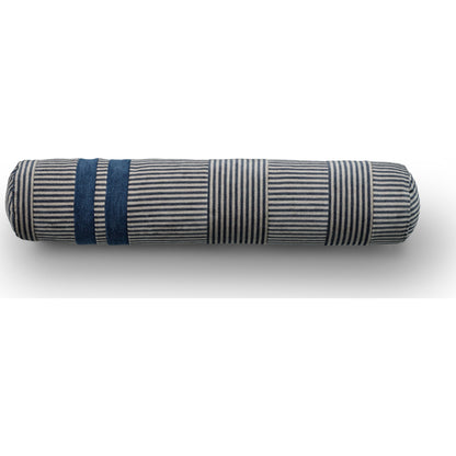 Eilersen Pyjamas pølsepute Gale Ø15 x 74 cm – P01/S04 – grå med blå aksent