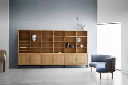 Carl Hansen FK631120 FK63 dyp reol 112x56x36 cm – miljøbilde