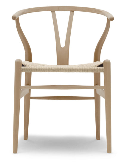 Carl Hansen CH24 – bøk, lakk, naturfarget papirgarn