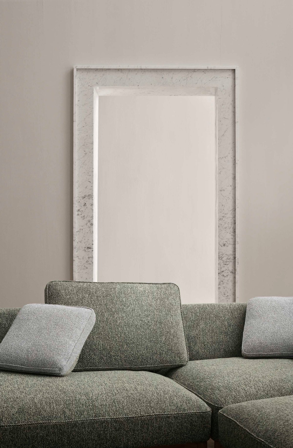 Carl Hansen E340 Embrace fotskammelseksjon (bilde viser Embrace-sofa) – miljøbilde 1