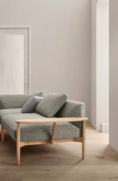 Carl Hansen E350 Embrace fotskammel med bordseksjon (bilde viser Embrace-sofa) – miljøbilde 2