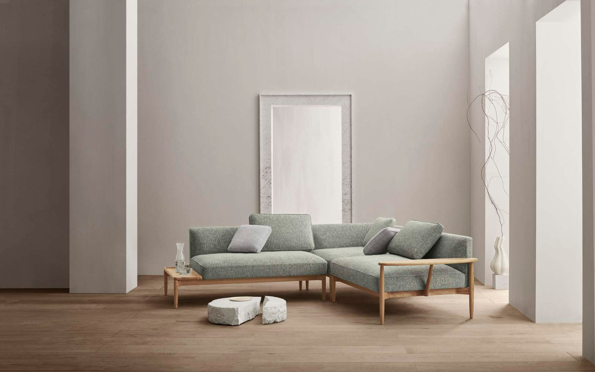 Carl Hansen E350 Embrace fotskammel med bordseksjon (bilde viser Embrace-sofa) – miljøbilde 3