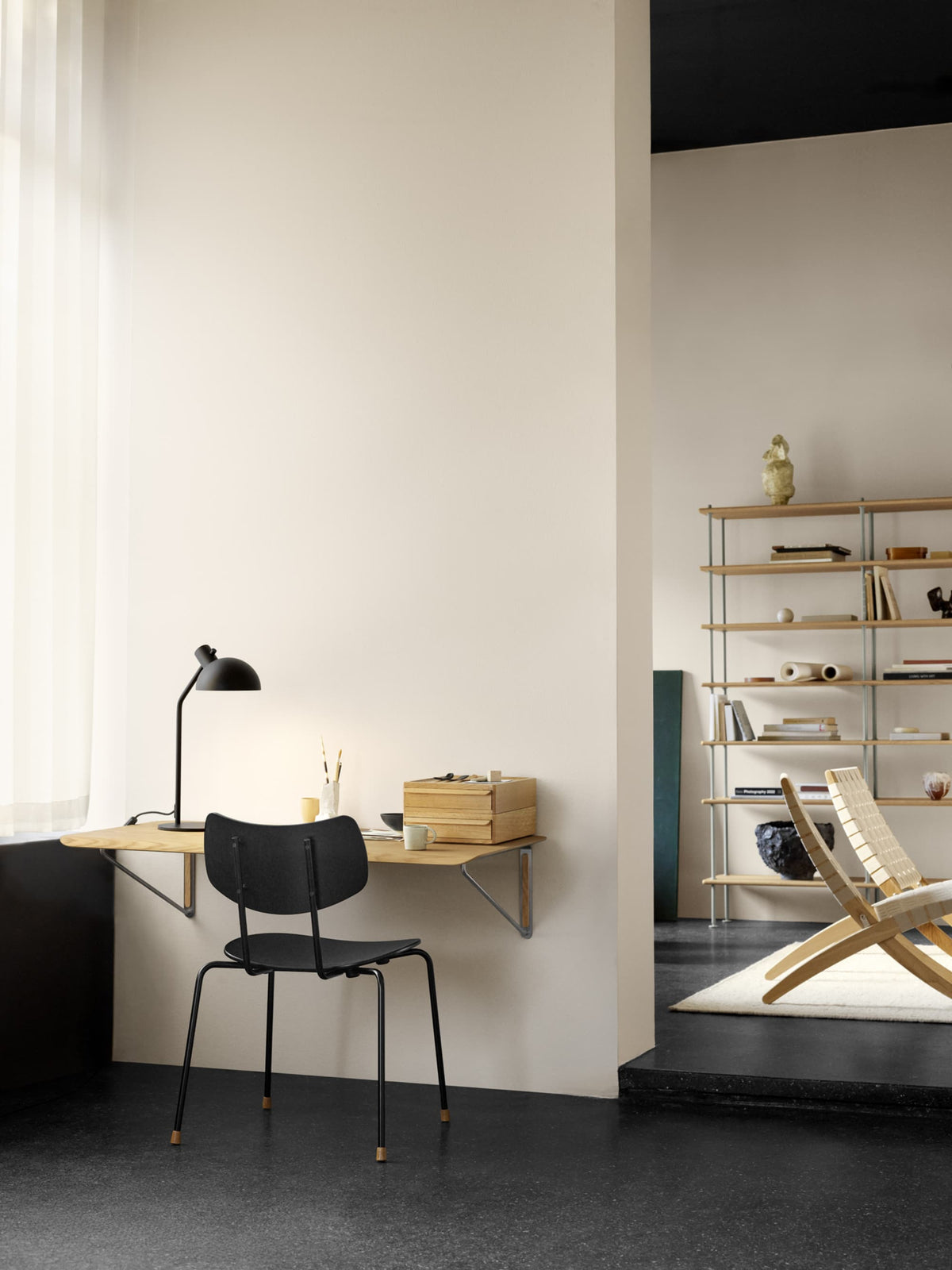 Carl Hansen AB019 Wall Desk veggskrivebord – miljøbilde