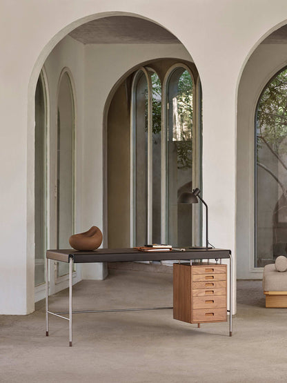 Carl Hansen AJ52 lampemodul til Society Table – miljøbilde