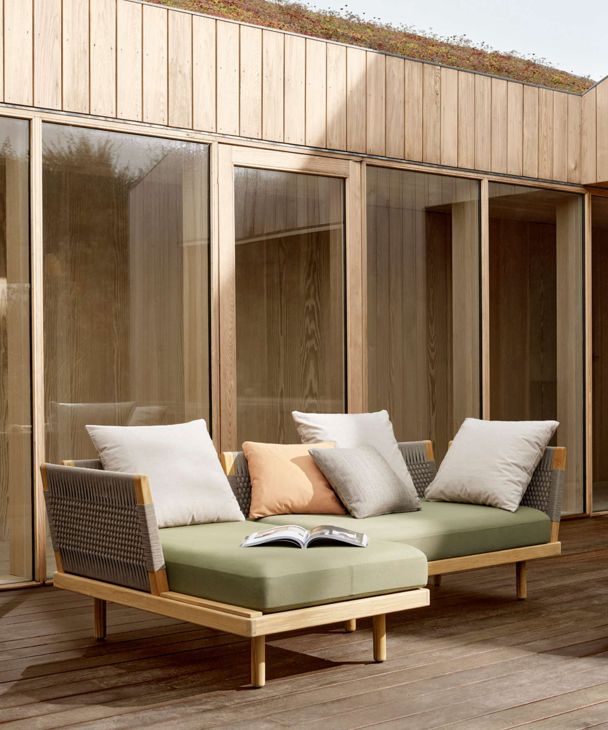 Carl Hansen E530 Embrace Outdoor loungemodul med lav rygg – teak, Agora Life Oat 1760 – miljøbilde