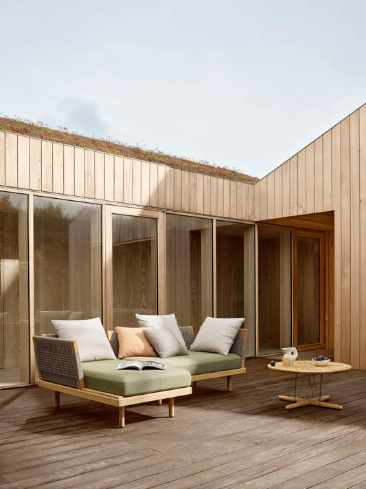 Carl Hansen E530 Embrace Outdoor loungemodul med lav rygg – teak, Agora Life Oat 1760 – miljøbilde