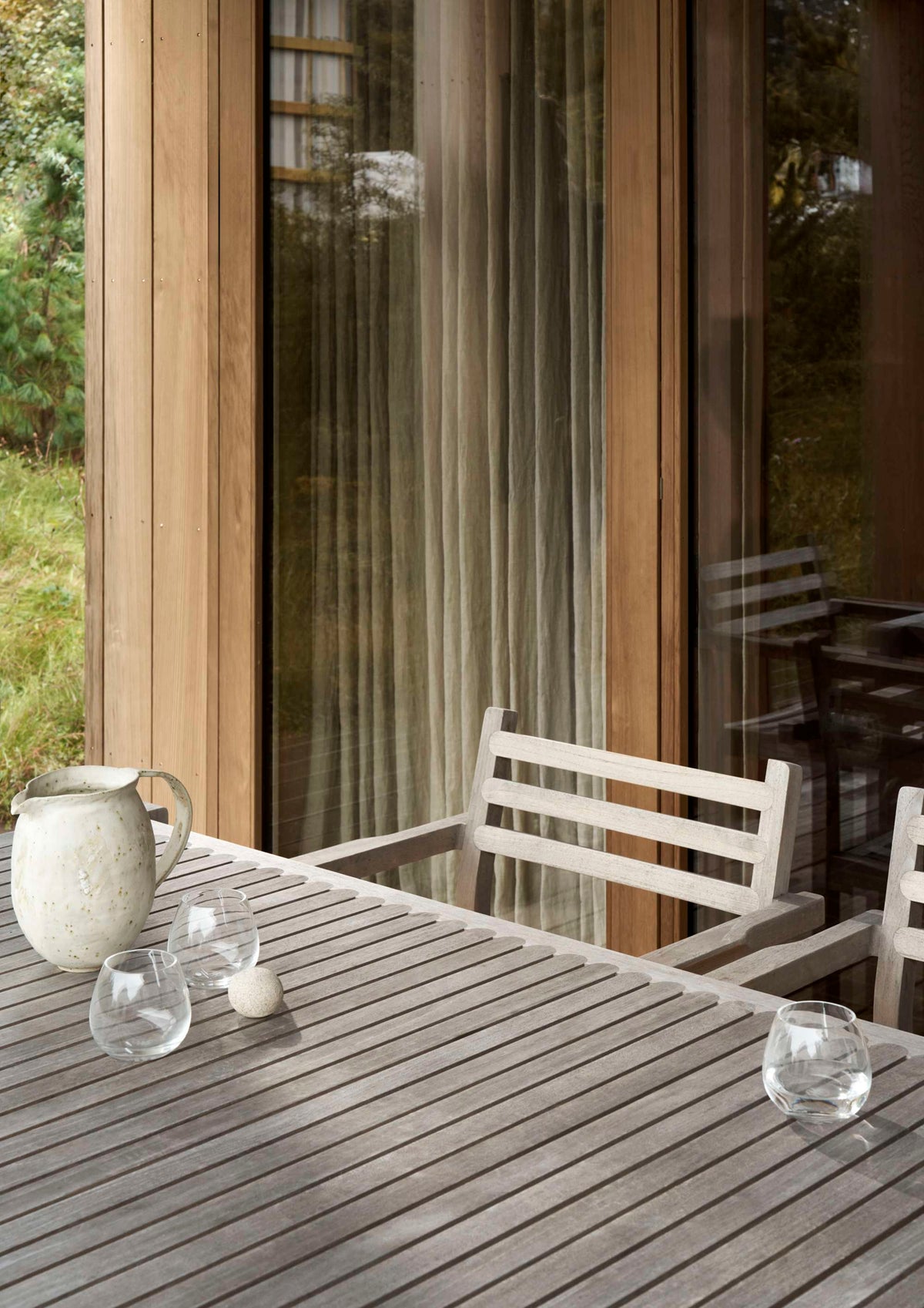 Carl Hansen AH502 utestol med armlener i teak – miljøbilde