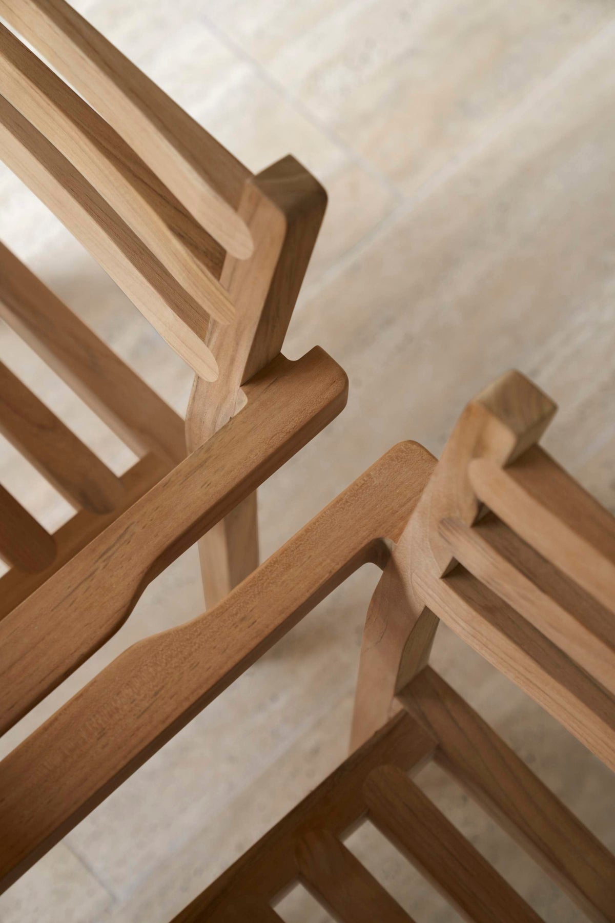 Carl Hansen AH502 utestol med armlener i teak – miljøbilde