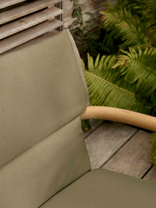 Carl Hansen E018 Embrace Outdoor lenestol – miljøbilde