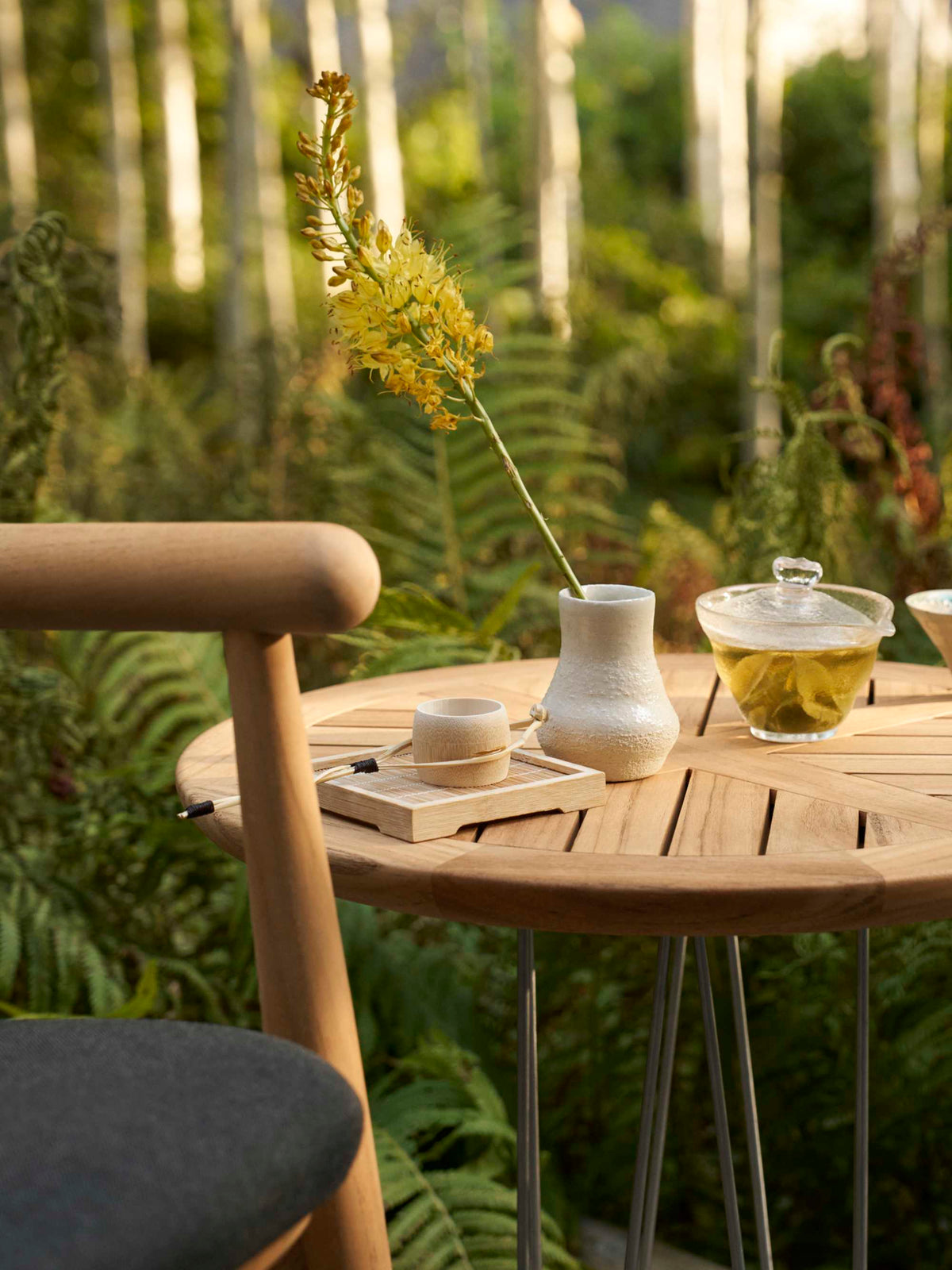 Carl Hansen E023 Embrace Outdoor loungebord – miljøbilde