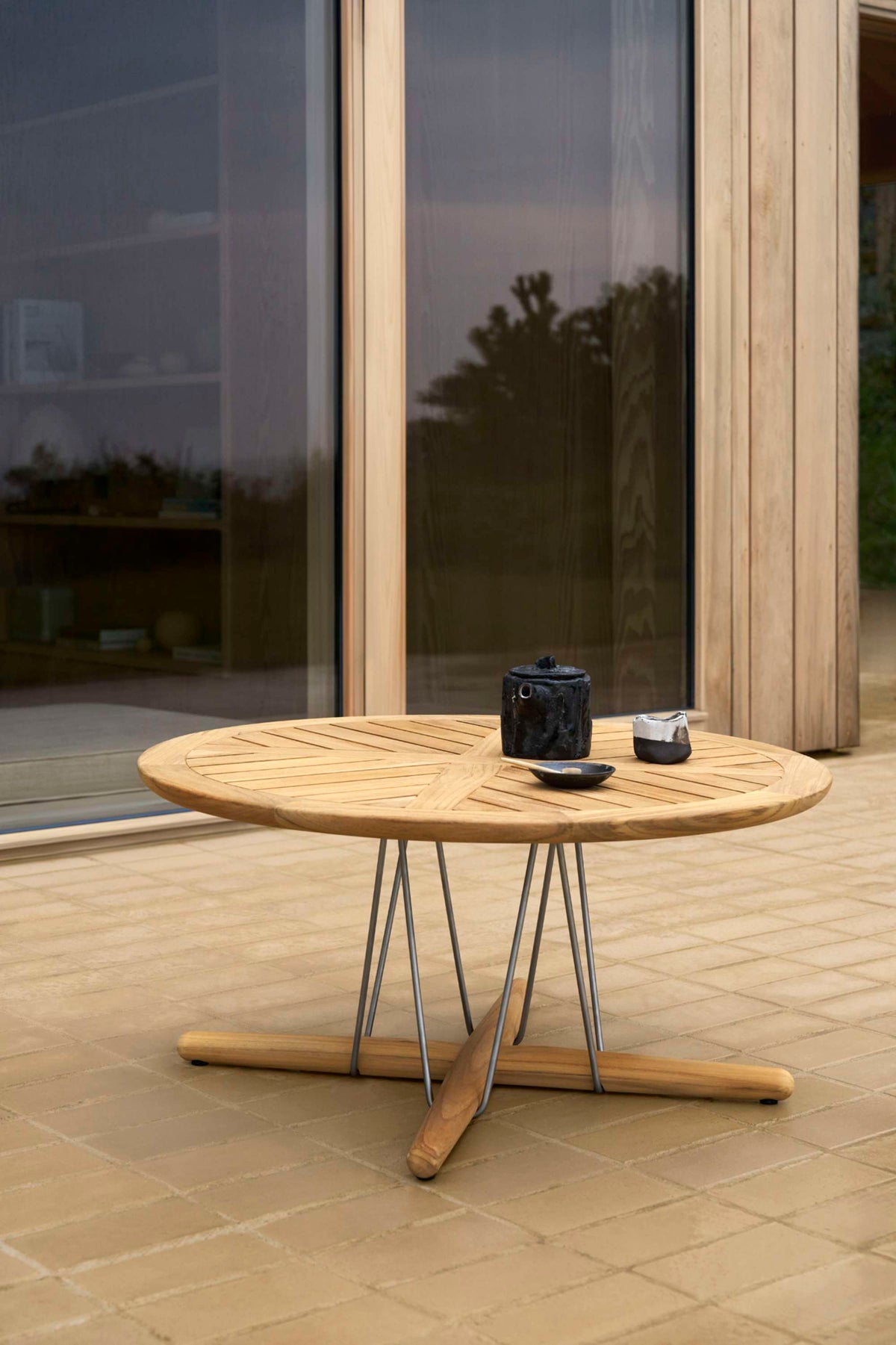 Carl Hansen E023 Embrace Outdoor loungebord – miljøbilde