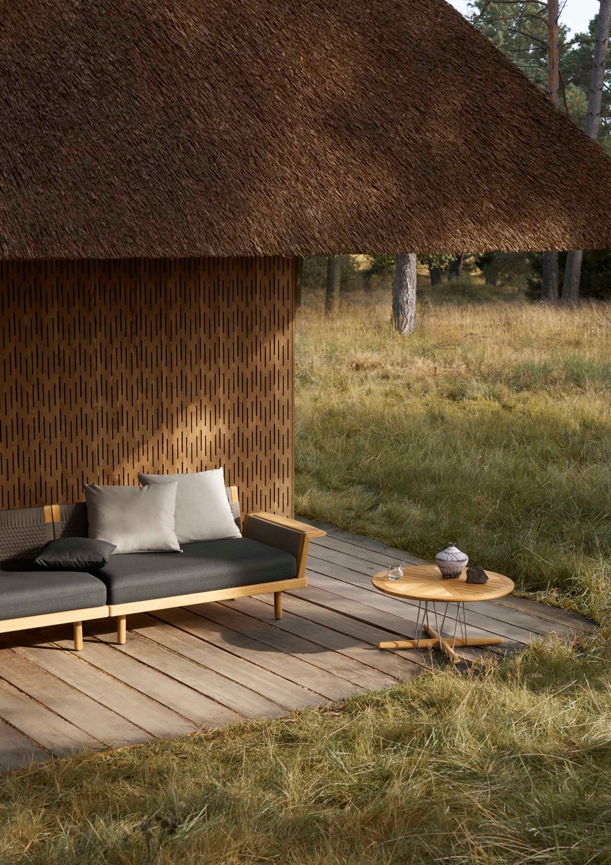 Carl Hansen E510 Embrace Outdoor loungemodul med rygg og armlene – miljøbilde