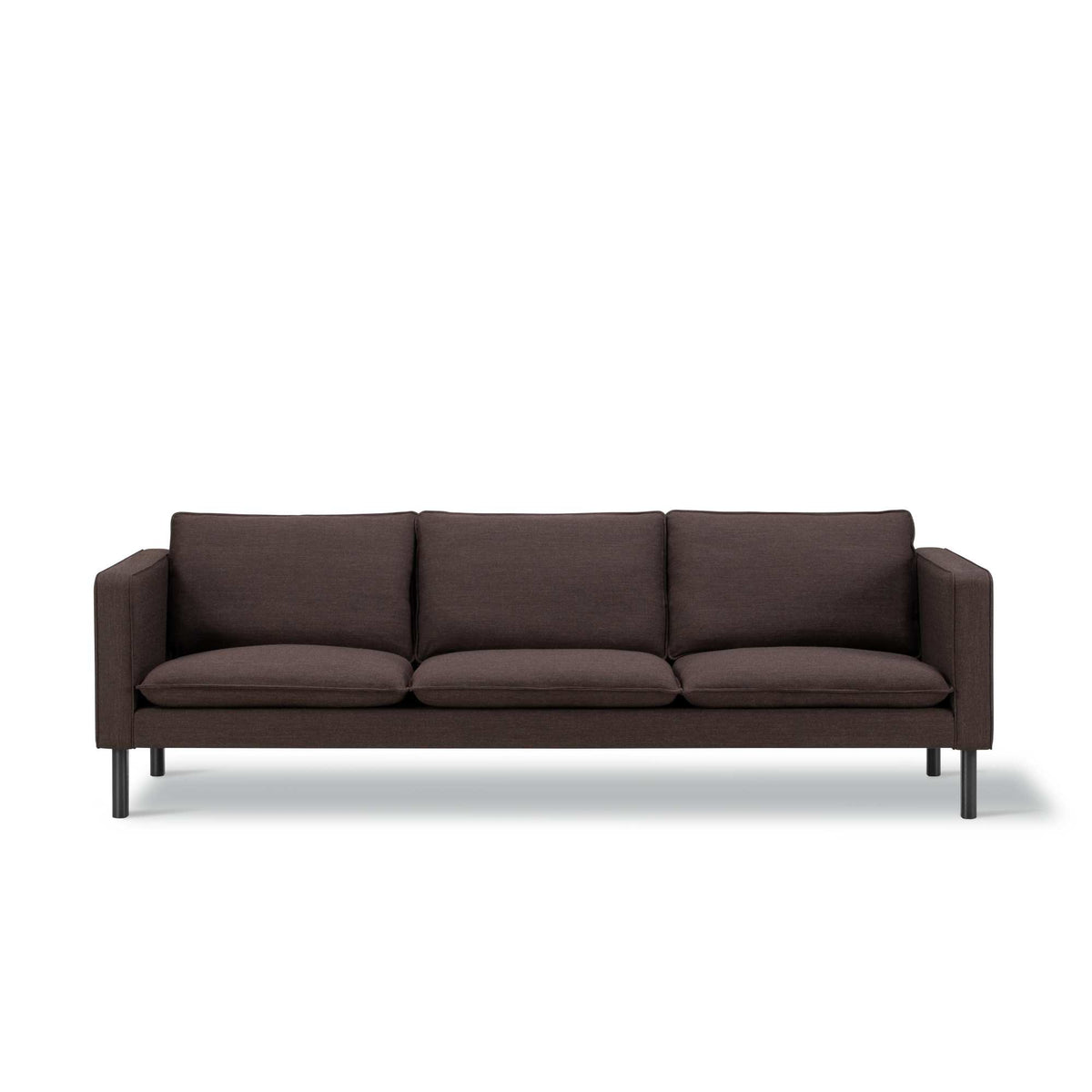 Fredericia Jota sofa på ben, 231 cm, 3-seter. Velg tekstil og armputer