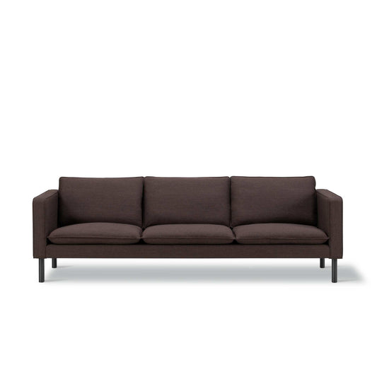 Fredericia Jota sofa på ben, 231 cm, 3-seter. Velg tekstil og armputer