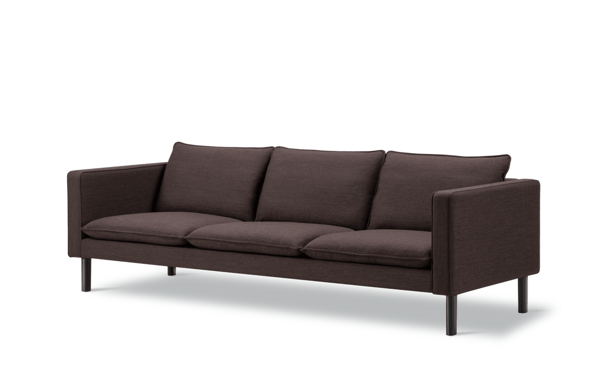 Fredericia Jota sofa på ben, 231 cm, 3-seter. Velg tekstil og armputer