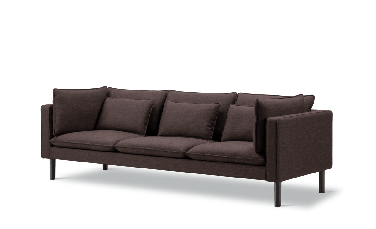Fredericia Jota sofa på ben, 231 cm, 3-seter. Velg tekstil og armputer