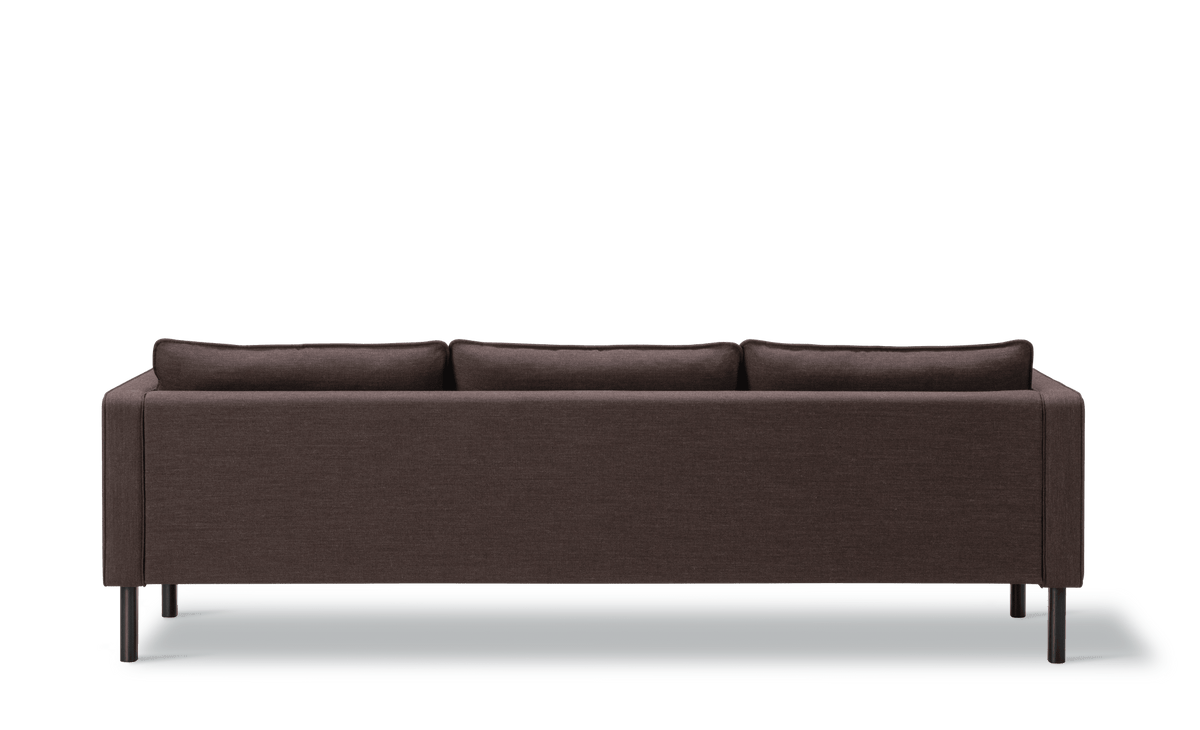Fredericia Jota sofa på ben, 231 cm, 3-seter. Velg tekstil og armputer