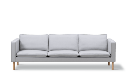 Fredericia Jota sofa på ben, 231 cm, 3-seter. Velg tekstil og armputer
