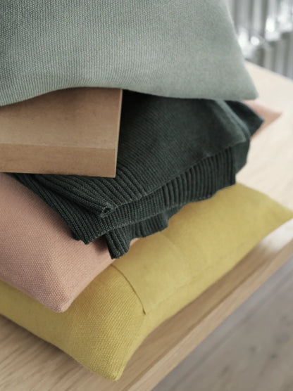 Muuto Rhythm pledd i babylamaull. Dark Green