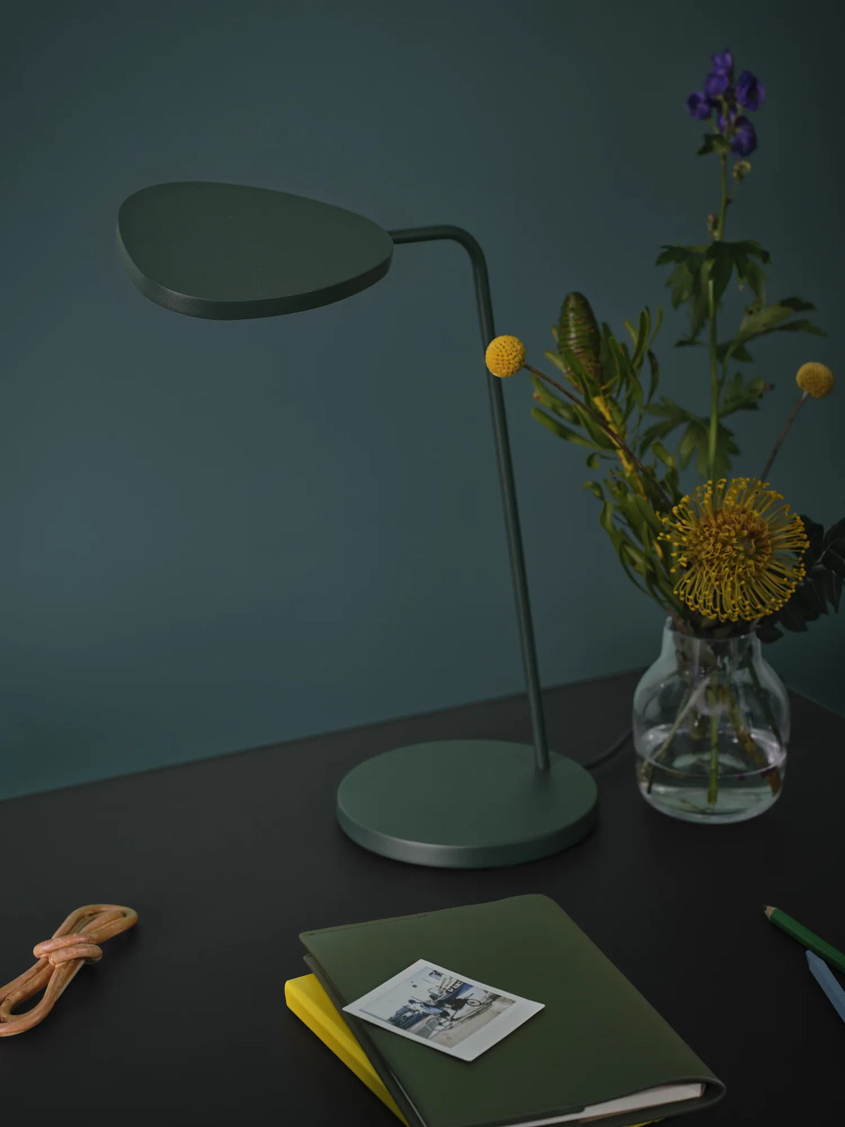 Muuto Leaf bordlampe. Velg farge