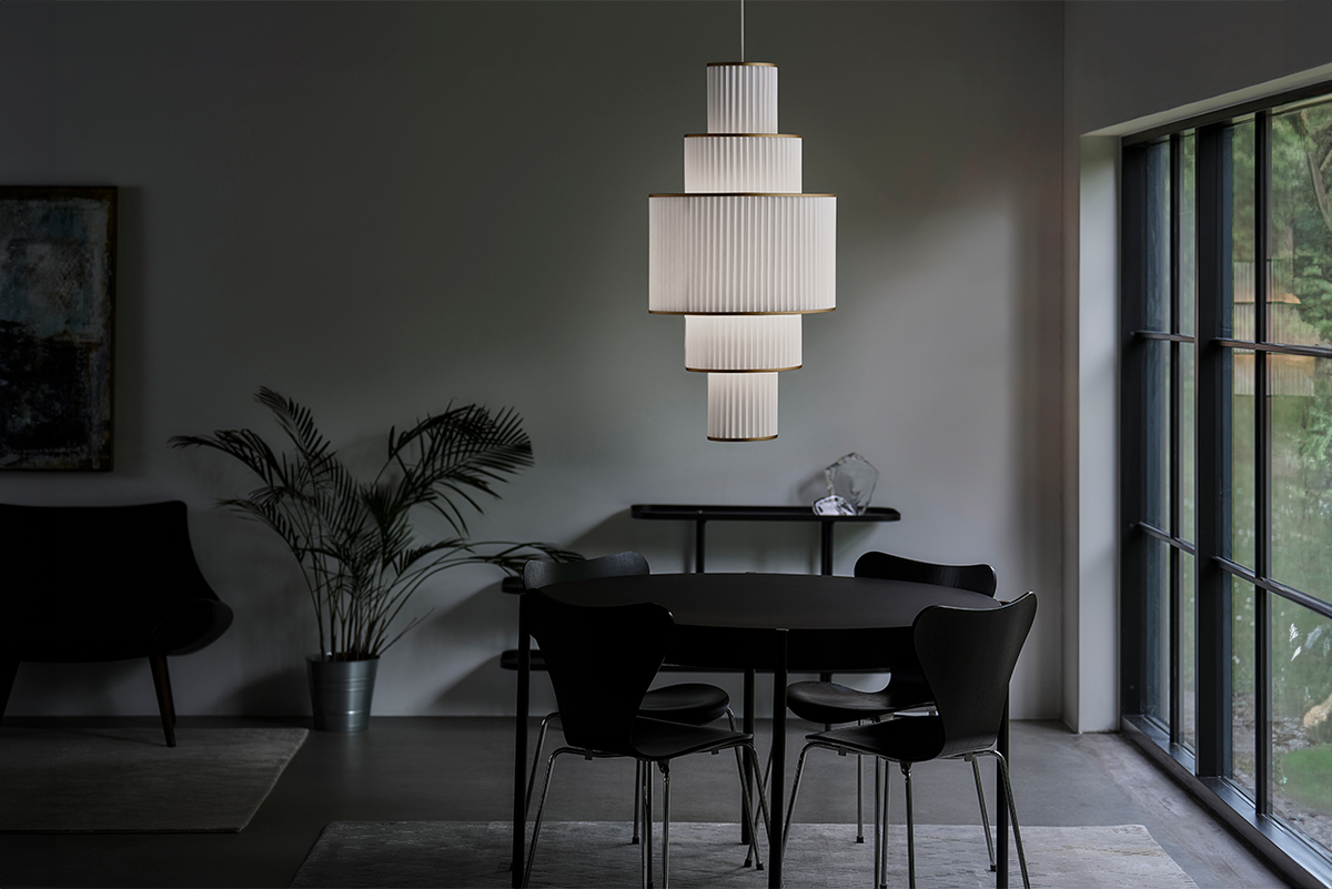 LE KLINT Modell 113 Plivello pendel Ø48 × H97 cm i interiør