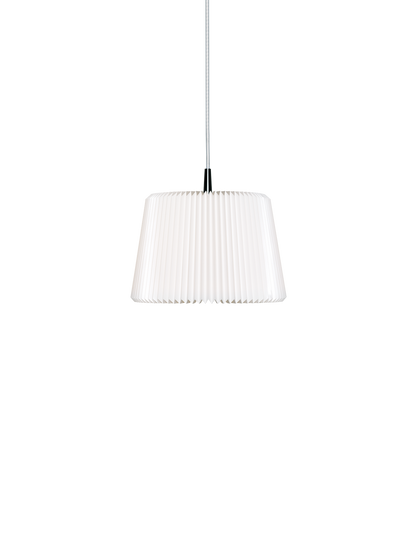LE KLINT Modell 120 Snowdrop pendel – Medium – Ø30 × H20 cm, Standard (plastfolie)