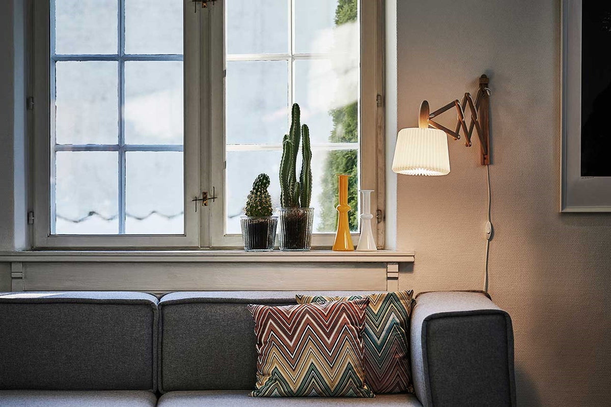 LE KLINT Sax 223 vegglampe, kort arm, Snowdrop-skjerm i interiør