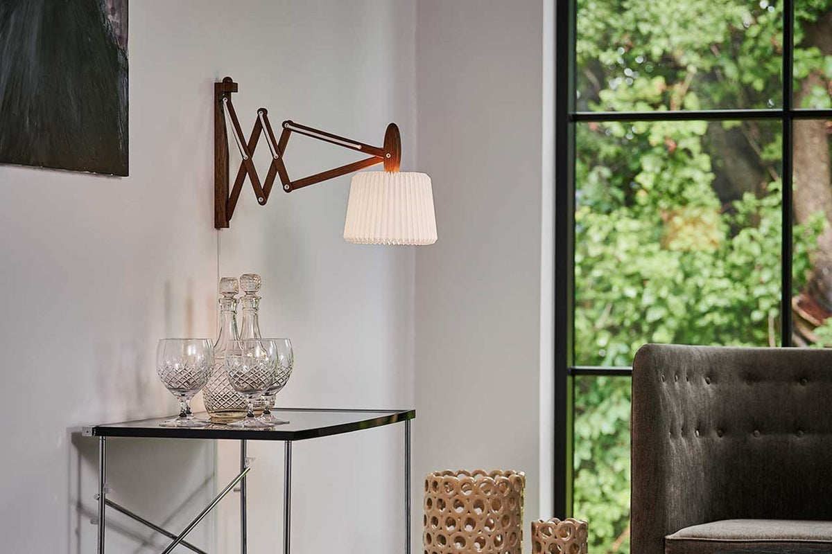 LE KLINT Sax 223 vegglampe, kort arm, Snowdrop-skjerm i interiør