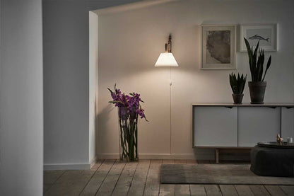 LE KLINT Sax 223 vegglampe, kort arm, skjerm 2/17 i interiør