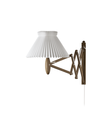 LE KLINT Sax 224 vegglampe, kort arm, skjerm 1/17 – Røkt eik, Standard (plastfolie)
