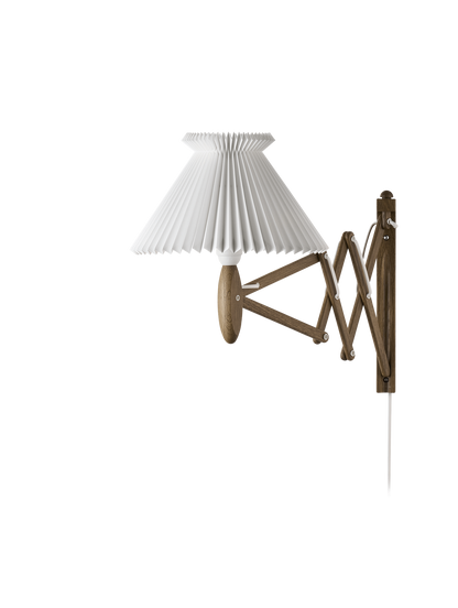 LE KLINT Sax 224 vegglampe, kort arm, skjerm 6/17 – Røkt eik, Standard (plastfolie)