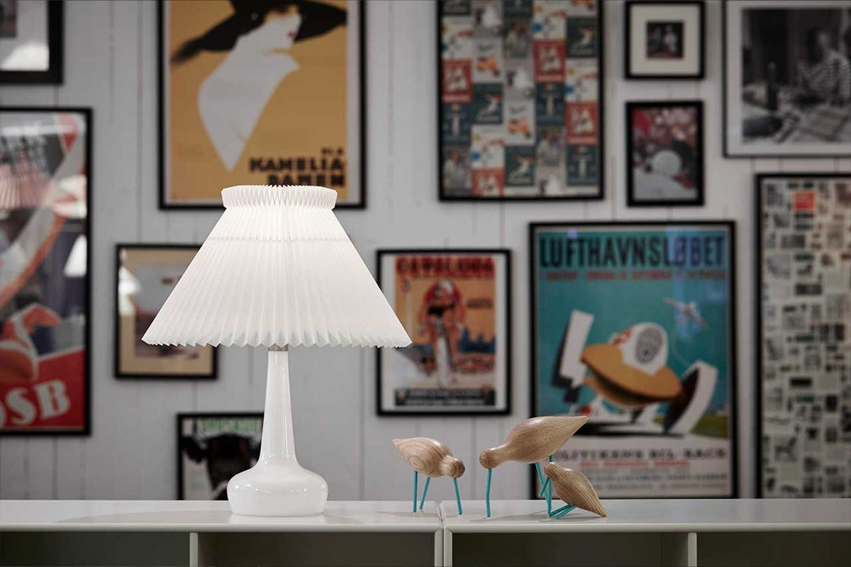 LE KLINT Modell 311 bordlampe i opalglass Ø38 cm i interiør