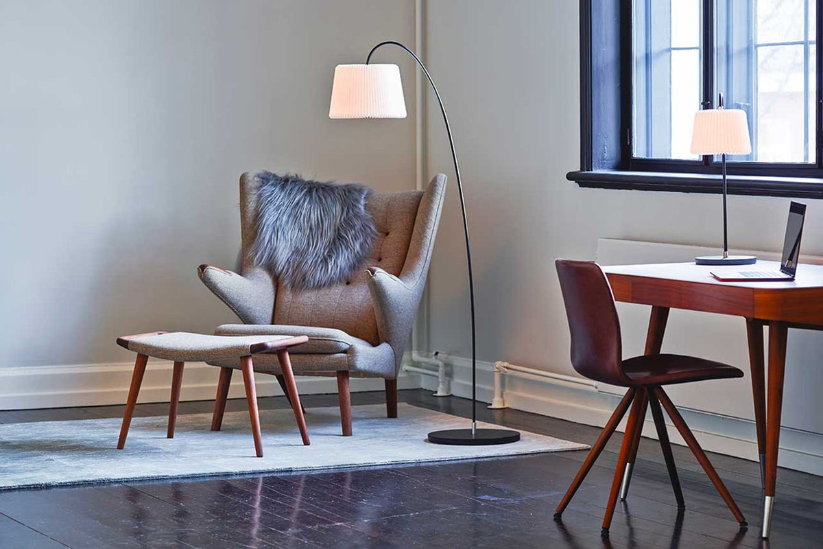 LE KLINT Modell 320 Snowdrop gulvlampe H155 cm i interiør