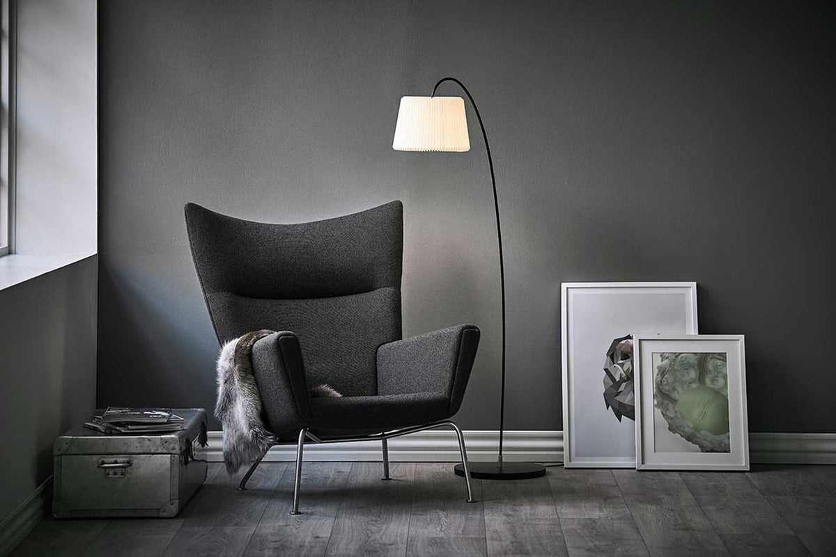 LE KLINT Modell 320 Snowdrop gulvlampe H155 cm i interiør