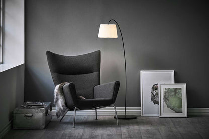 LE KLINT Modell 320 Snowdrop gulvlampe H155 cm i interiør