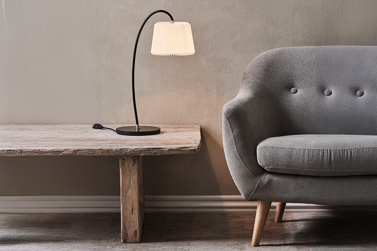 LE KLINT Modell 320 Snowdrop bordlampe H54 cm i interiør