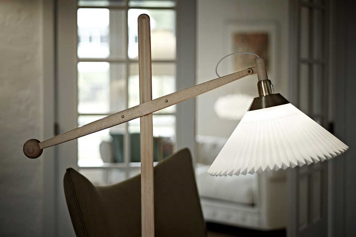 LE KLINT Modell 325 gulvlampe H150 cm, lys eik – detalj