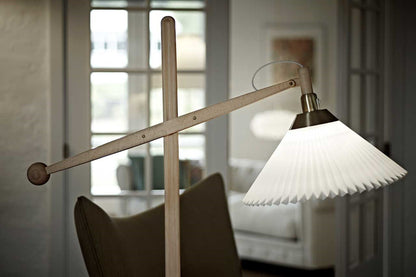 LE KLINT Modell 325 gulvlampe H150 cm, lys eik – detalj