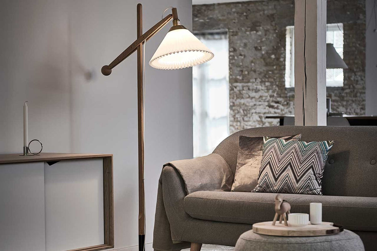 LE KLINT Modell 325 gulvlampe H150 cm, lys eik i interiør