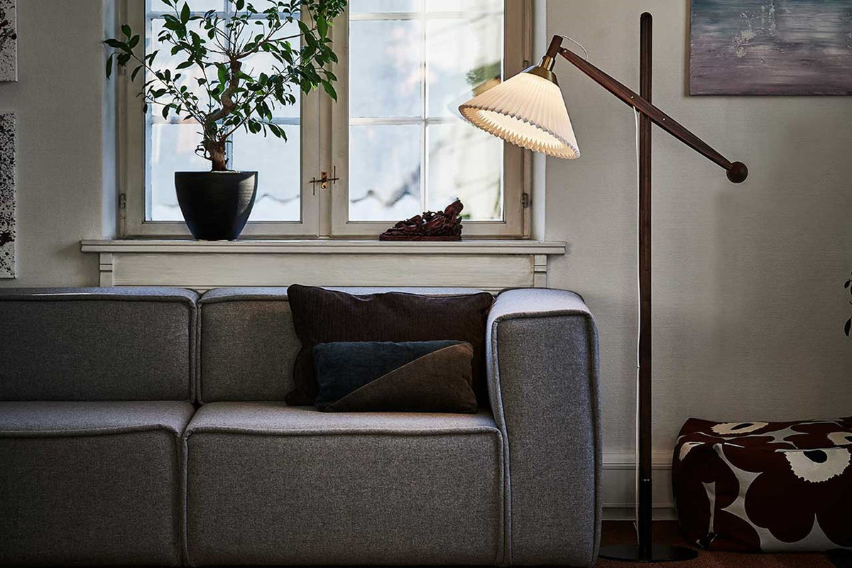 LE KLINT Modell 325 gulvlampe H150 cm, lys eik i interiør