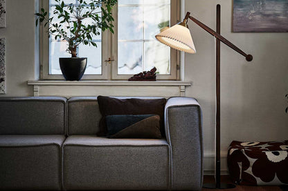 LE KLINT Modell 325 gulvlampe H150 cm, lys eik i interiør