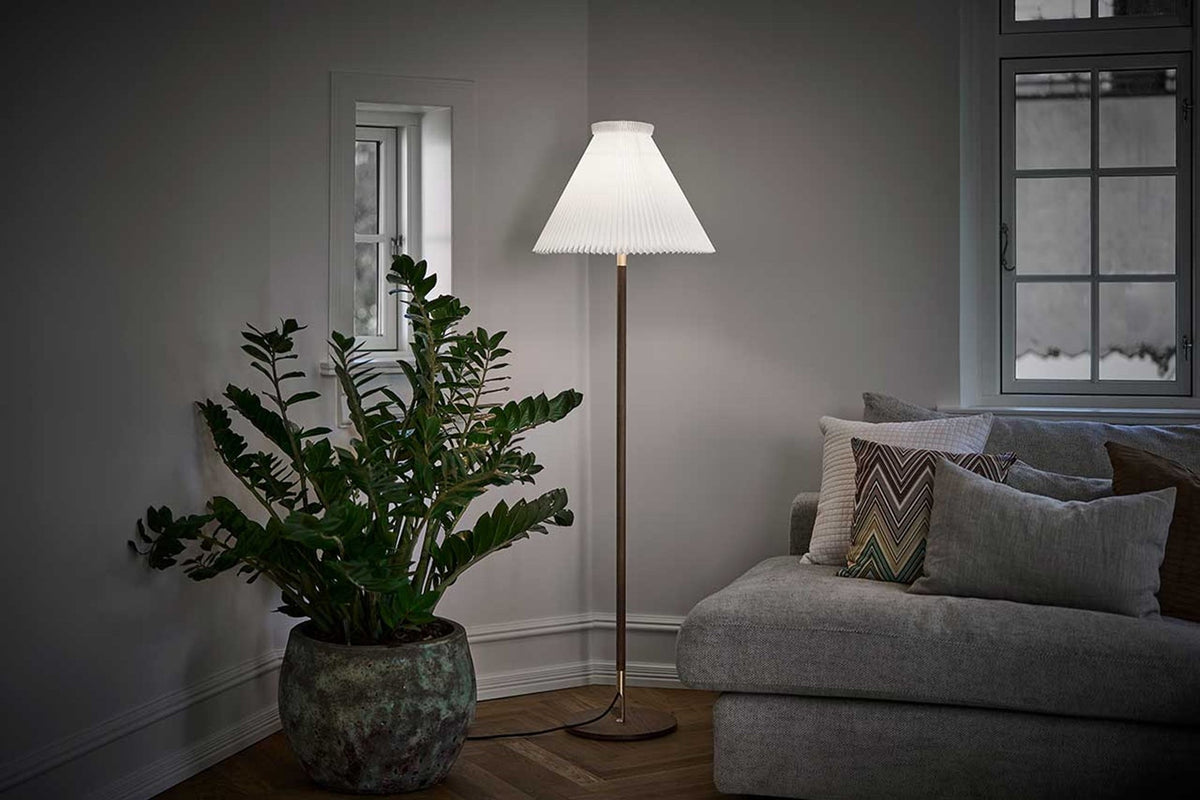 LE KLINT Modell 328 LK80 gulvlampe H160 cm i interiør