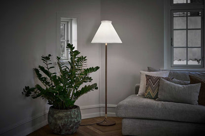 LE KLINT Modell 328 LK80 gulvlampe H160 cm i interiør