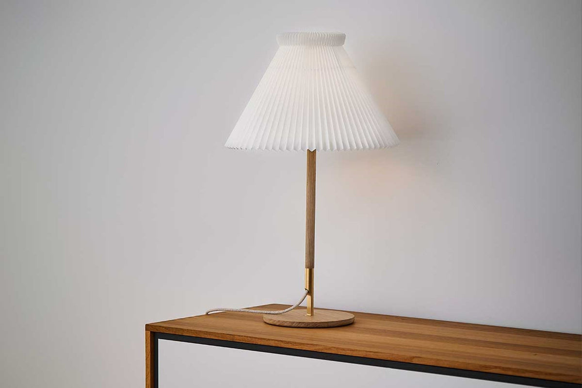 LE KLINT Modell 328 LK80 bordlampe H70 cm i interiør
