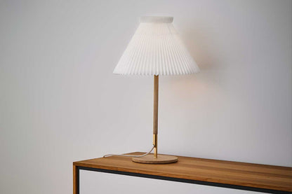 LE KLINT Modell 328 LK80 bordlampe H70 cm i interiør