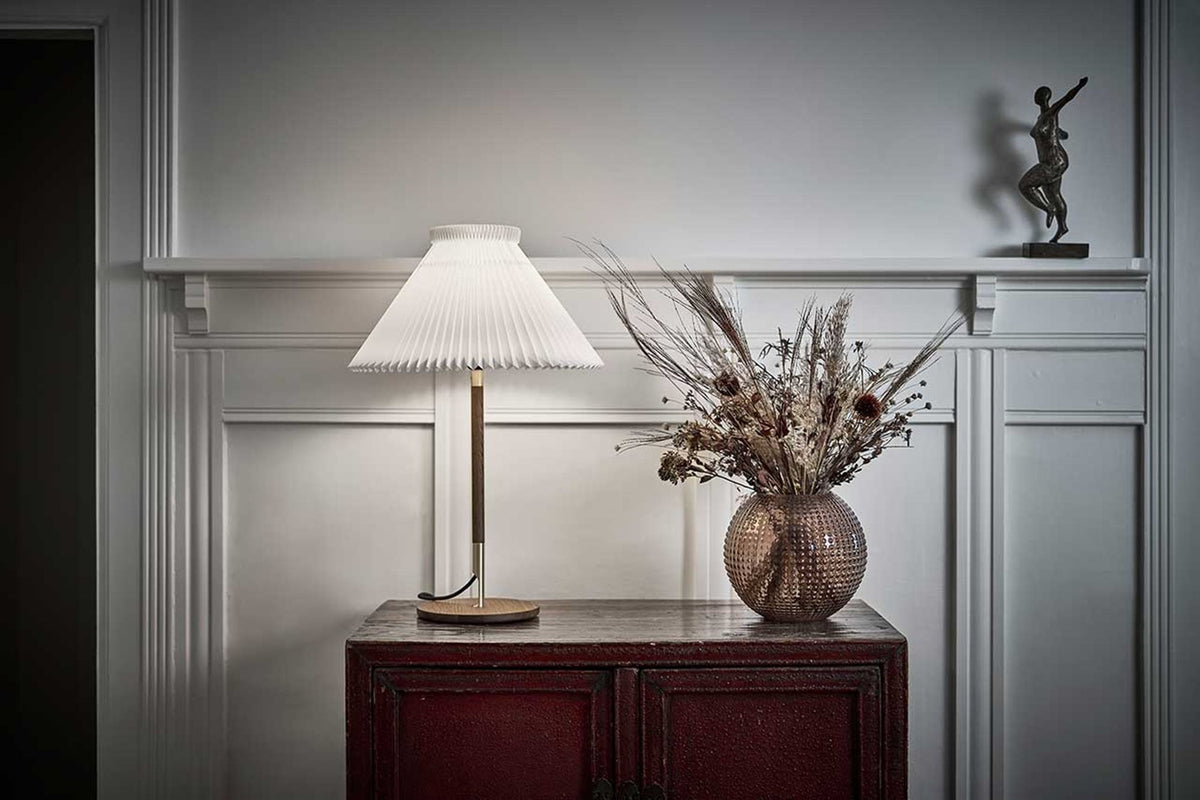 LE KLINT Modell 328 LK80 bordlampe H70 cm i interiør